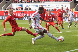 Jan-Niklas BESTE 1. FC Heidenheim l. tries to prevent Sheraldo BECKER Union Berlin from crossing the ball