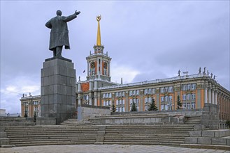 Statue of Lenin and City Council Executive Committee building