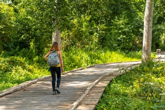 A young woman on the footpath along a footbridge between La Garette and Coulon