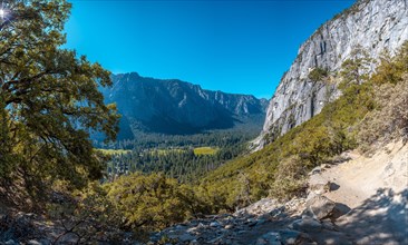 The views of Yosemite Valley from the Upper Yosemite trekking to Yosemite Point