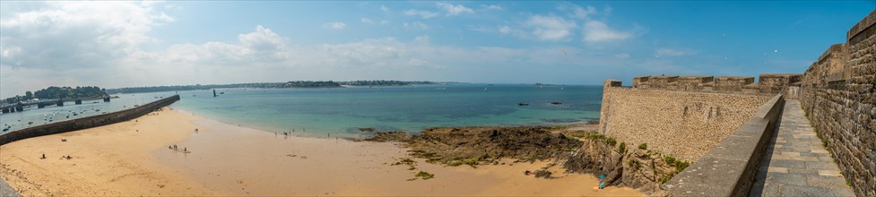 Panoramic view of Plage du Mole