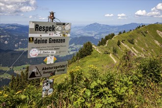 Sign on the Fellhorngrat ridge trail between the Fellhorn summit and Soellerkopf