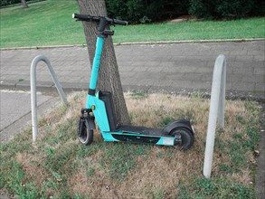 Symbol photo of a parked e-scooter