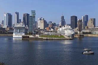 Cruise ships in the Old Port