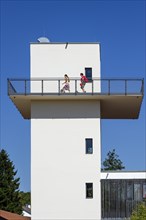 Recteckiger concrete tower with circulation