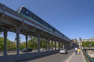 Overground Metro over Pont de Bir Hakeim bridge