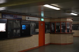 Historical photos at the entrances to the platforms recall the time as a so-called ghost station
