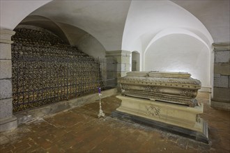 Coffin of Anton Bruckner behind ossuary