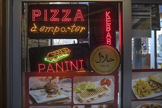 Nocturnal illuminated advertising on a pizza stand