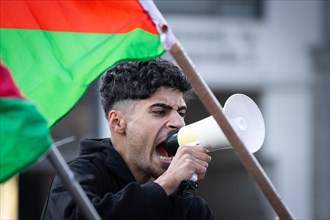 Hundreds of people take part in a pro-Palestine demonstration in Frankfurt am Main on 14.10.2023. The rally is accompanied by a massive police contingent. Following Hamas' terrorist attack on Israel