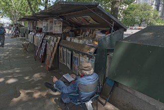 Painting and book stalls on the banks of the Seine
