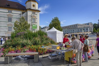 The pottery and arts and crafts market