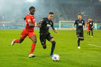 Iago AMARAL BORDUCHI FC Augsburg right in duel with Omar TRAORE 1.FC Heidenheim