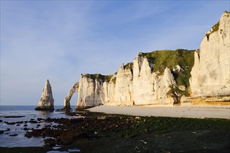 Cliff with the rock gate Falaise d'Aval and the rock needle Aiguille d'Etretat