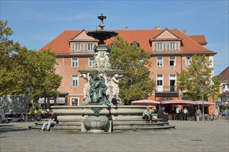 Paulibrunnen with people and market stalls
