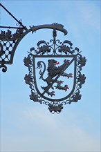 Black city coat of arms with lion figure at the Fehnturm