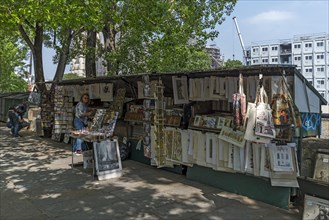 Painting and book stalls on the banks of the Seine