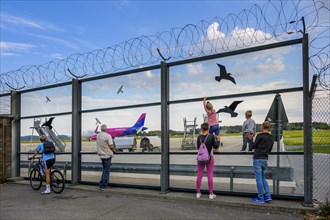Spectators at the fence and Wizz Air Jet