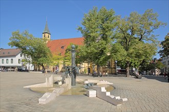 Ochsenbrunnen by Gunther Stilling and Kreuzkirche on Schillerplatz