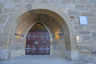 Entrance door with fittings to the historic new building