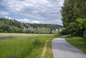 View of the rock formation of the 12 Apostles between Solnhofen and Eßlingen along the Altmühltal cycle path