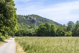 Altmühltalradweg with Prunn Castle in the background