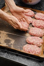 Homemade preparation of minced meat patties