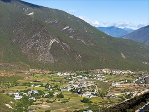 Settlements between the mountains in the highlands of eastern Tibet