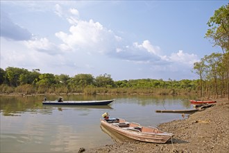 Boats on the Rio Amazonas at low water level
