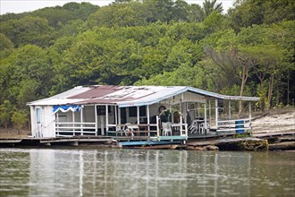Floating house on the Rio Amazonas at low water level