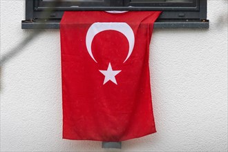 A Turkish flag hangs in front of a window on a house in Frankfurt am Main