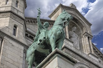 Equestrian statue of King Saint Louis in front of the Sacré-C?ur de Montmartre