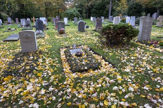 Autumn leaves on graves at Seelhorst city cemetery