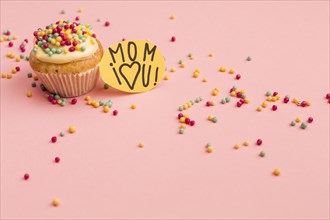 Mom i love you note with tasty cupcake