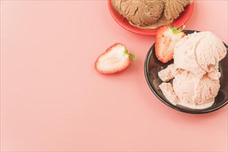 Portion yummy strawberry ice cream
