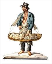 Ein Mann haelt einen grossen Korb mit Brot in der Hand