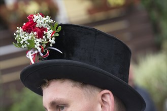 Top hat with floral jewellery for the traditional Tanzlinbdenfest in Limmersdorf