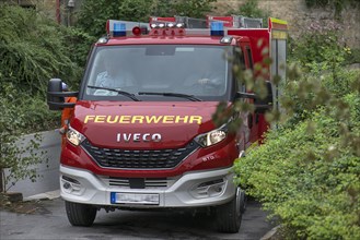 Fire engine on standby at the Tanzlindefest in Limmersdorf