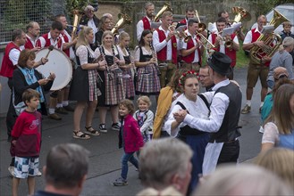 Brass music and dancing at the traditional Tanzlinbdenfest in Limmersdorf