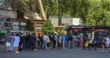 Queue in front of a brasserie below the Eiffel Tower