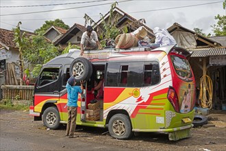 Minibus from Labuan to Tamanyaya being loaded