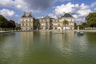 Pond and Palais du Luxembourg in the Jardin du Luxembourg