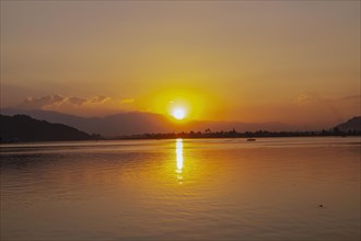 Sunset on Dale lake in Srinagar