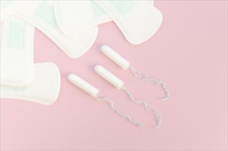 Halves pads tampons pink background