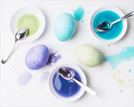 Set colourful easter eggs blots spoons dye liquid saucers