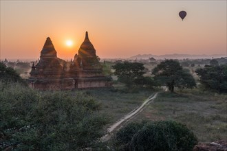 Ballone ueber Bagan