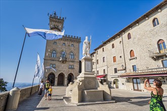 Statue of Liberty in front of Palazzo Pubblico