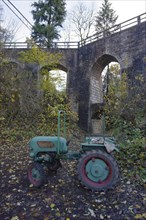 Nostalgic tractor stands in the car park in front of the Wettbachklinge viaduct