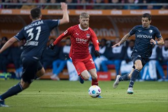 Jan-Niklas BESTE 1. FC Heidenheim in the centre between Keven SCHLOTTERBECK VFL Bochum left and Christian E. GAMBOA LUNA VFL Bochum