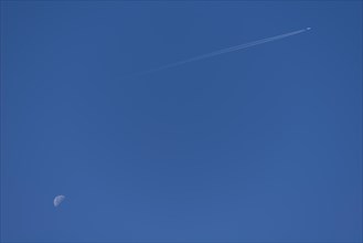 Aeroplane with contrails
